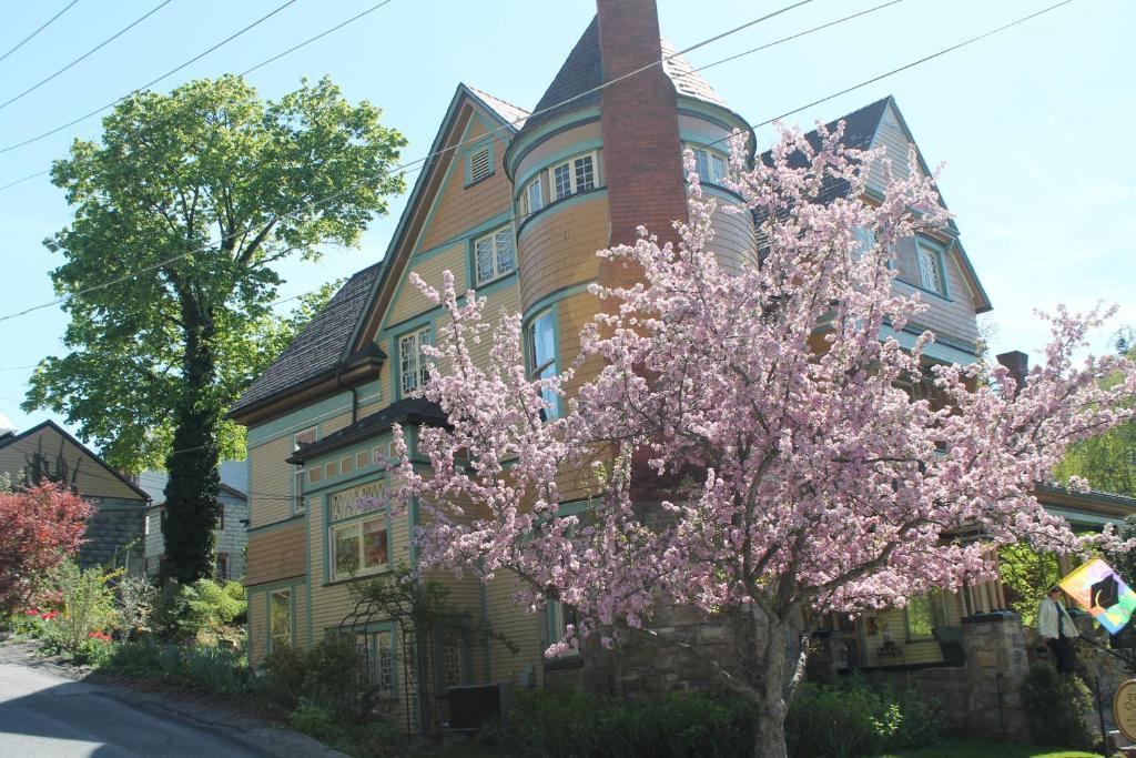 The Queen, A Victorian Bed & Breakfast แบลลาฟอน ภายนอก รูปภาพ