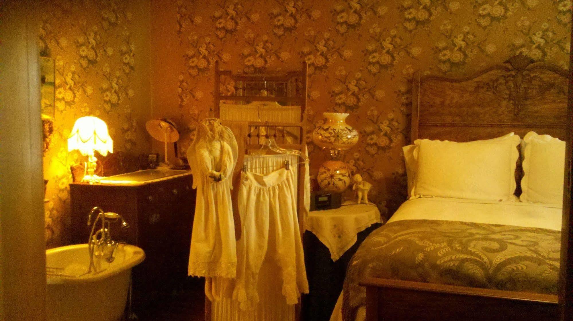 The Queen, A Victorian Bed & Breakfast แบลลาฟอน ภายนอก รูปภาพ